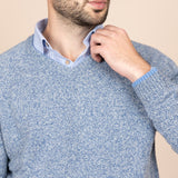 Der Rodna Pullover aus Merinowolle mit V-Ausschnitt – Arktisblau